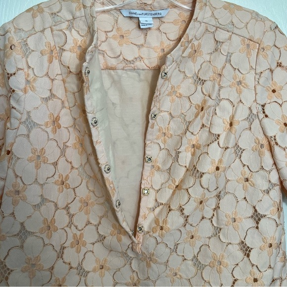 DIANA VON FURSTENBERG Lace Pattern Floral Crew Neck Button Center Top size 10 - Picture 6 of 8